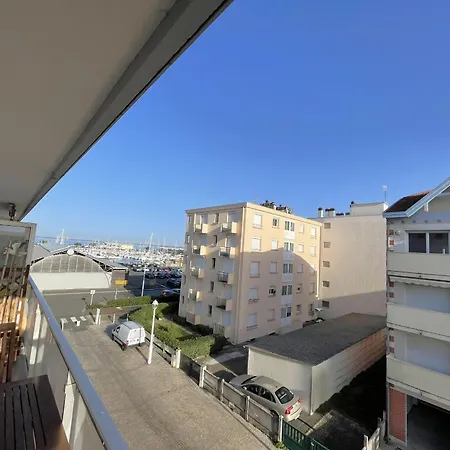 Cosy A L'aiguillon Avec Balcon - Fr-1-474-189