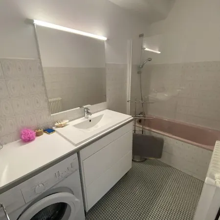 Cosy A L'aiguillon Avec Balcon - Fr-1-474-189